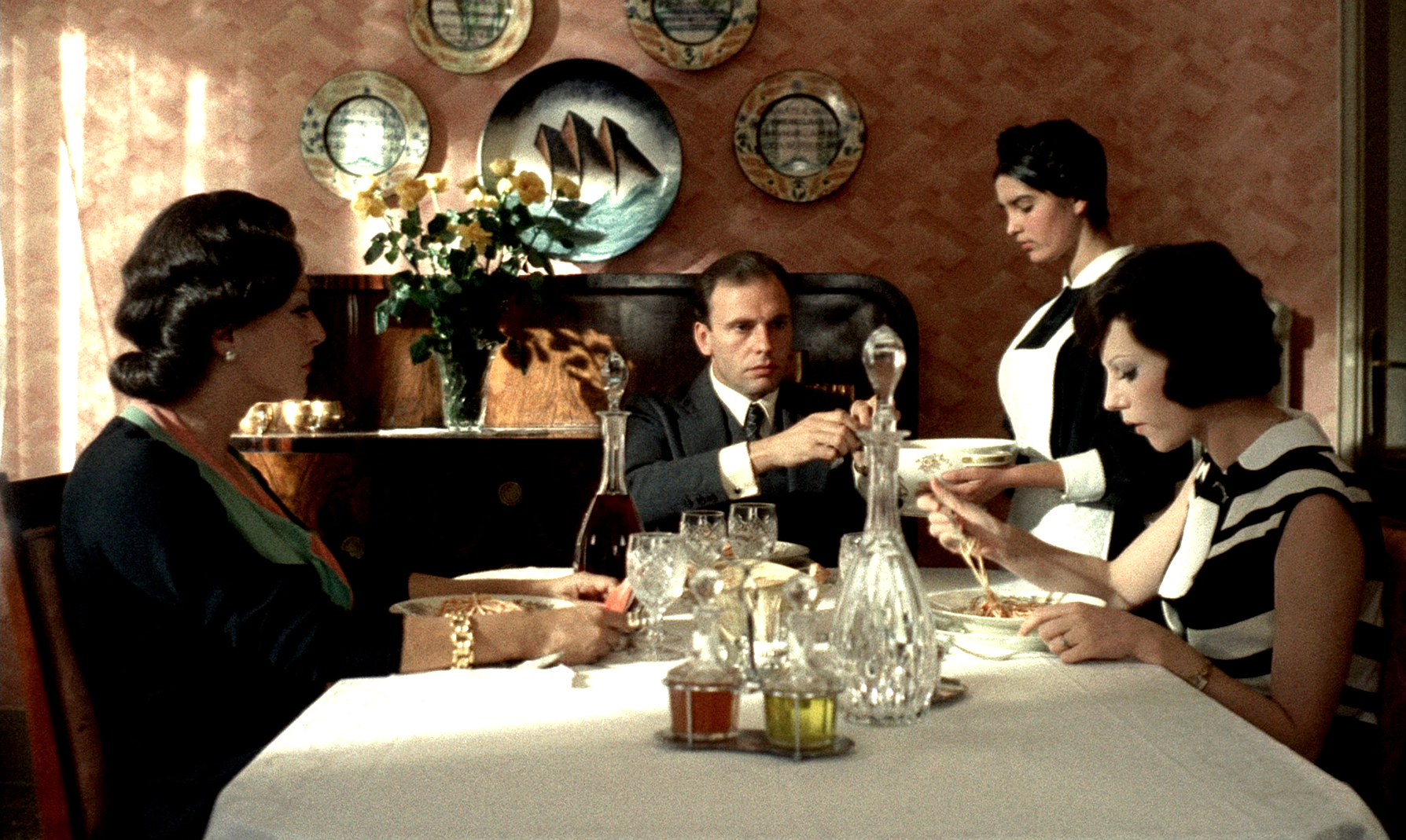 Een Italiaanse gegoed familie wordt aan tafel bediend tijdens het eten